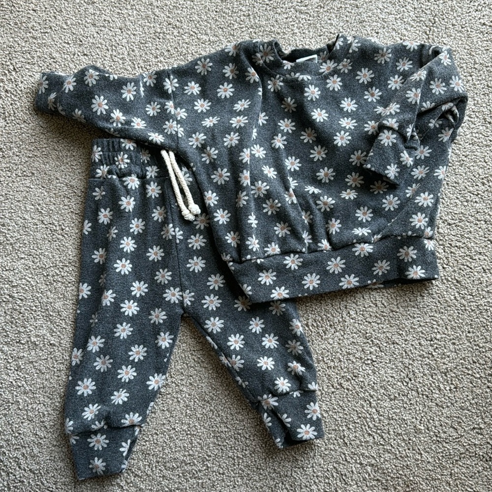 Kids Gray Daisy Print Matching Set - Crewneck Sweatshirt & Joggers